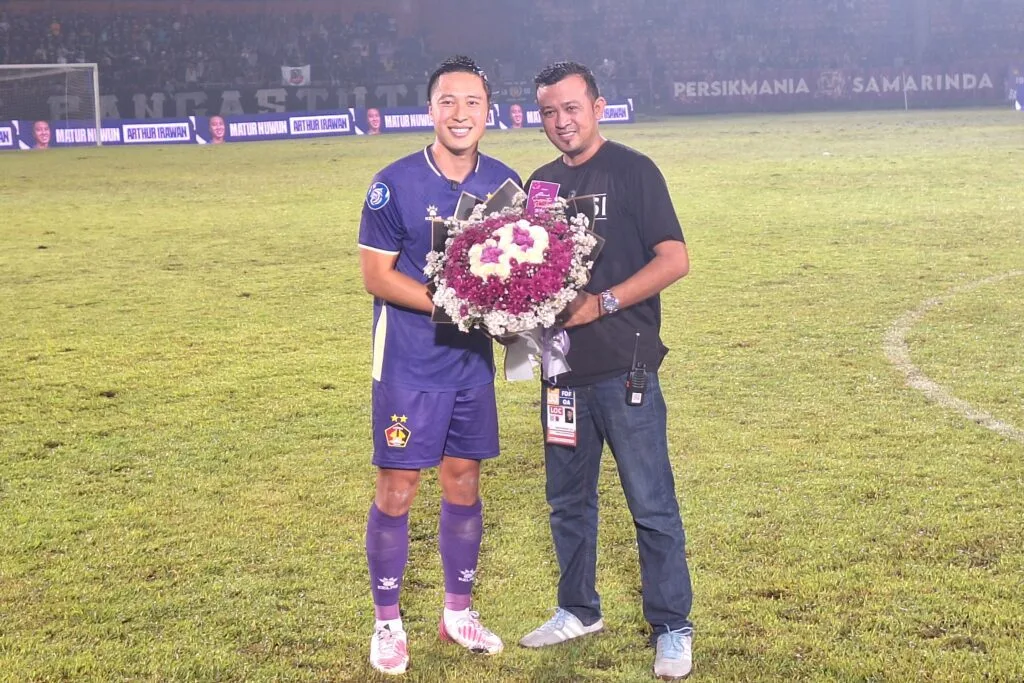 Persik Targetkan 10 Besar Super League Foto : Arthur Irawan saat mendapat guard of honour (c)iansetiawan