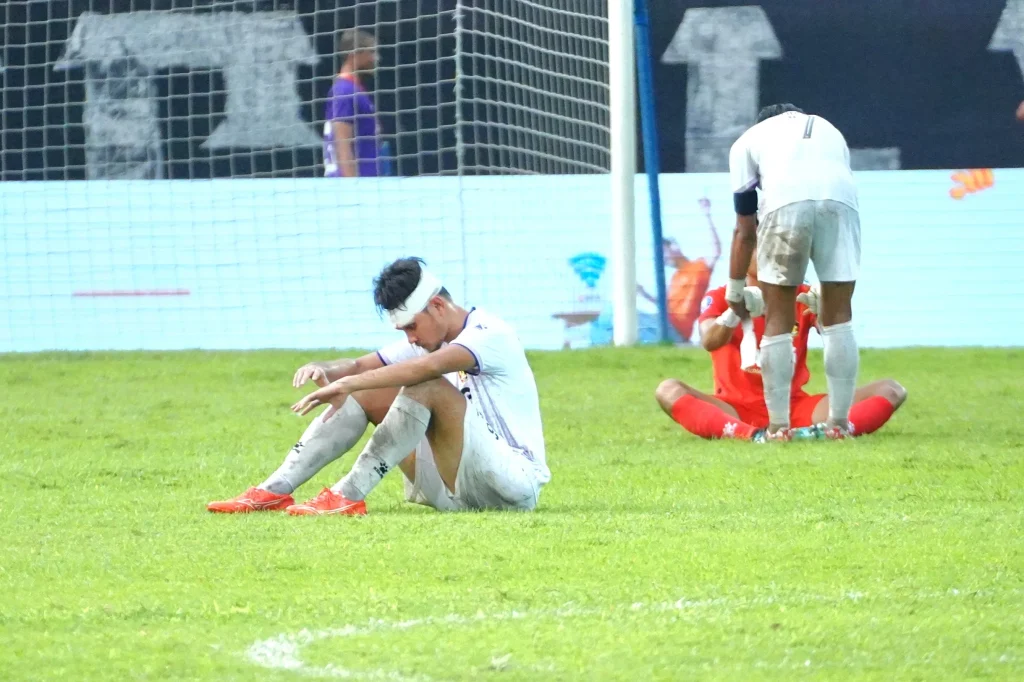 Faktor Luck Jadi Pembeda Hasil Persik Kontra PSIS Foto : Hamra Hehanussa tertunduk lesu atas hasil negatif timnya (c) Media Persik Kediri