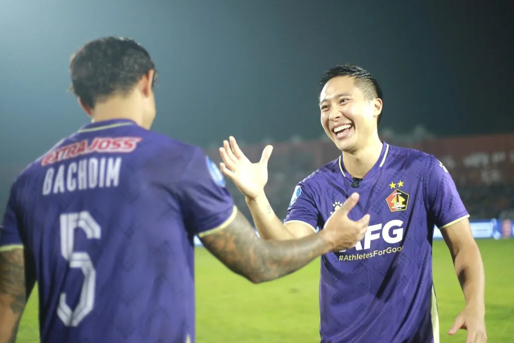 12 Laga Tak Menang, Skuat Persik "Dicuci" Owner Foto : Irfan Bachdim saat guard of honour kepada Arthur Irawan (c)media-persik
