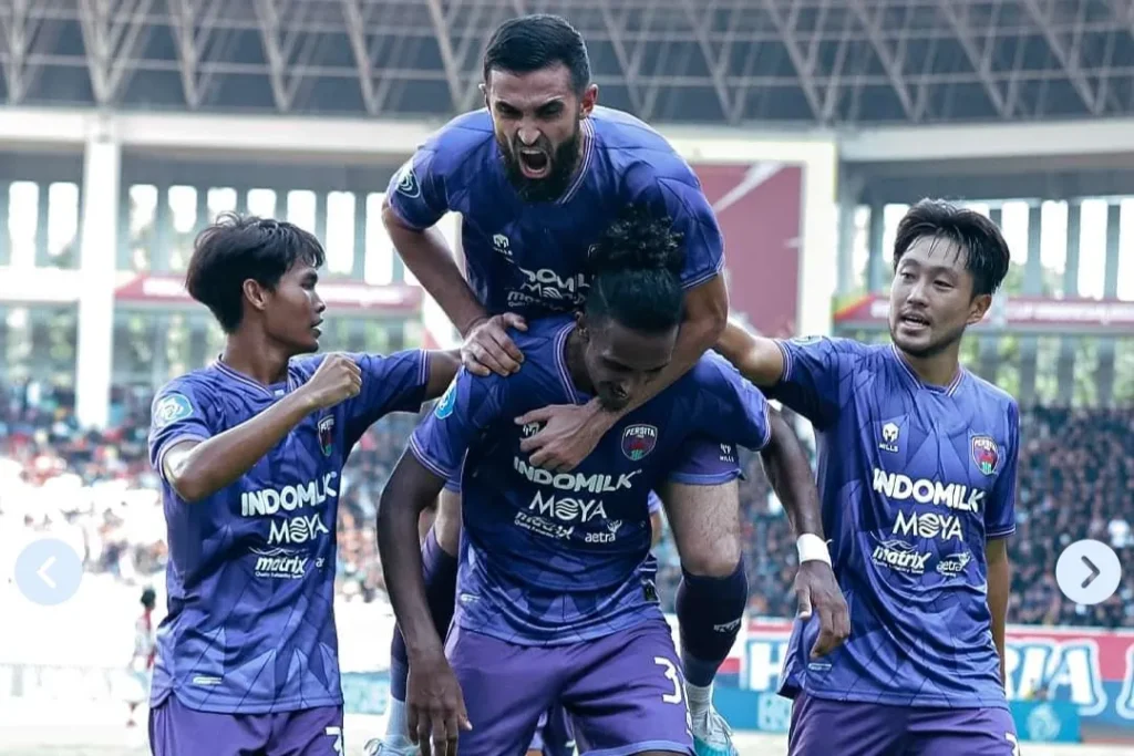 Gandeng Klub Liga 1, BTN Majukan Sepakbola Nasional Foto : Javlon Guseynov bersama rekan setim saat selebrasi gol (c) IG Persita