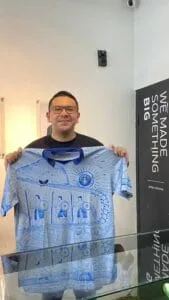 Jersey Apparel Jember Tembus Pasar Internasional, Di Order 1.000 Orang Derry menunjukkan jersey Persedikab Kediri