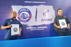 Arema FC Gandeng Aparel Etams Untuk Liga 1 2024/2025 Foto : Munif Bagaskara Wakid (Arema FC) bersama Sendy Billy Joseph Watulingas (Etams) (c) Bimaswara Dumugi
