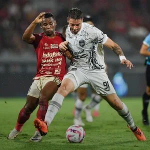 Sempat Terhenti, Laga Bali United Kontra Borneo FC Berujung Imbang Foto : perebutan bola antara Felipe Cadenazzi dengan Eber Bessa (c) Media Borneo FC