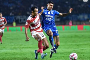 Menang Telak, Persib Bandung Satu Langkah Lagi Menuju Juara Liga 1 Foto : Koko Ari Araya bekerja keras mengawal Ciro Alves (c) Media Persib Bandung