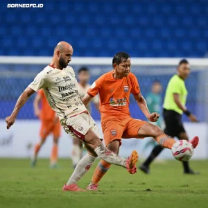 Borneo FC Raih Peringkat 3 Terbaik Championship Series Liga 1 Foto : Adam Alis berebut bola di lini tengah dengan Mohammed Rasid (c) borneofc.id