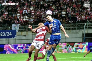 Taklukkan Madura United, Persib Bandung Resmi Meraih Juara Liga 1 2023/2024 Foto : Nick Kuipers saat duel bola udara dengan Dalberto (c) Media Persib Bandung