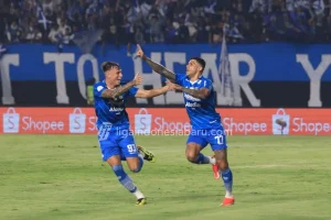 Ciro Alves Berharap Akhir Yang Indah Untuk Perjalanan Persib Bandung Foto : ekspresi Ciro Alves bersama Stefano Beltrame usai cetak gol untuk Persib Bandung (c) LIB