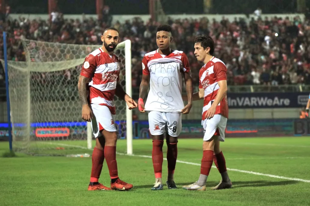 Tingkatkan Kualitas Liga 1, Regulasi Pemain Asing Ditambah Foto : Trio pemain asing, Jaja dan Dalberto (Brasil) dan Rivera (Meksiko) saat selebrasi gol di Liga 1 (c)maduraunited
