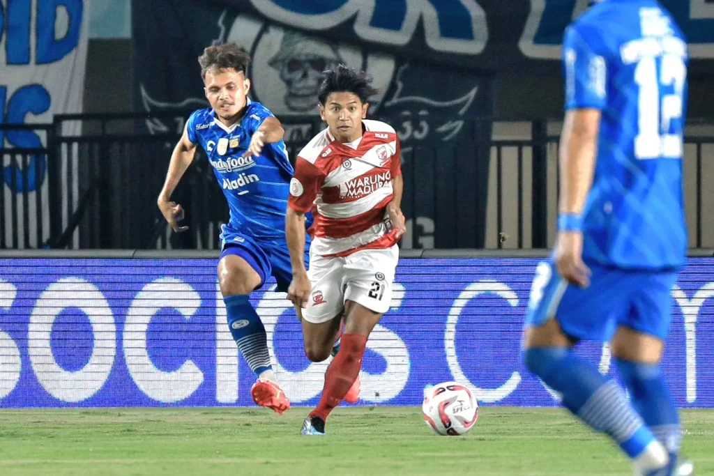 APPI Minta Regulasi 8 Pemain Asing Liga 1 Dikaji Lagi Foto : duel bola antara Riyatno Abiyoso dan Rezaldi Hehanussa (c) Media Madura United
