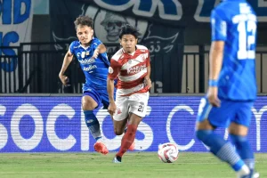 Dimulai Agustus, Kontestan Liga 1 2024/2025 Diharapkan Lulus AFC Club Licensing Foto : duel bola antara Riyatno Abiyoso dan Rezaldi Hehanussa (c) Media Madura United