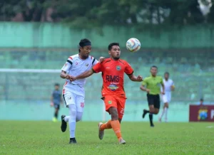 Persekabpas Pasuruan, Nyaris Dua Dekade Menunggu Kembali Ke Kancah Profesional Sunarto berebut bola dengan M. Shultan dalam lanjutan Liga 3 Nasional. (C) media NZR Sumbersari.