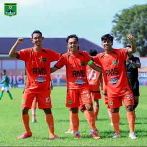 Hasil Liga 3 Babak 16 Besar : Delapan Tim Menatap Liga 2, Laga Dramatis Di Bogor Foto : kapten tim, Ricko Hardiansyah saat memimpin selebrasi gol (c) IG Persekabpas