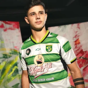 Persebaya Luncurkan Jersey Pramusim Liga 1 Berkonsep Fresh Foto : Bruno Moreira saat memakai jersey pramusim home (c) persebayastore.com