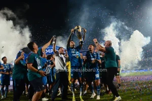 4 Fakta Mengapa Persib Bandung Pantas Meraih Trofi Liga 1 2023/2024 Foto : Ciro Alves bersama rekan setim Persib Bandung mengangkat trofi juara Liga 1 (c) ligaindonesiabaru.com