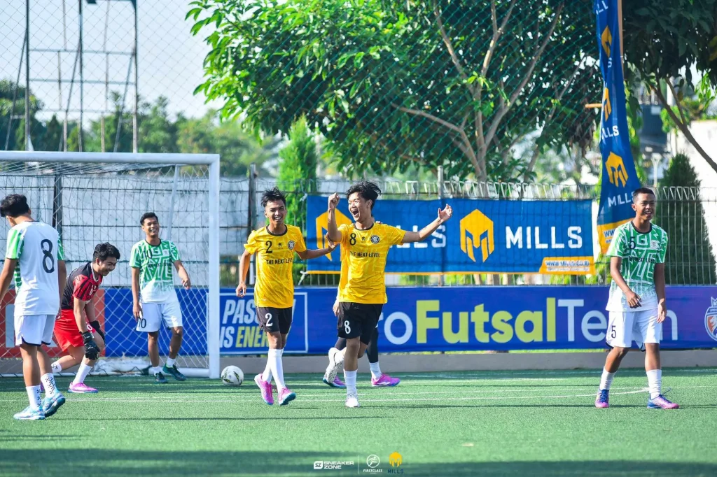 Mills Gandeng Sneakerzone Kenalkan Sepatu Terbaru, Main Bareng 2 Pemain Unggul FC di Lapangan Minisoccer Peserta Mills Boot RoomSOCCER DAY Sneakerzone x Mills Turf Experience merayakan golnya. (C) sneakerzone