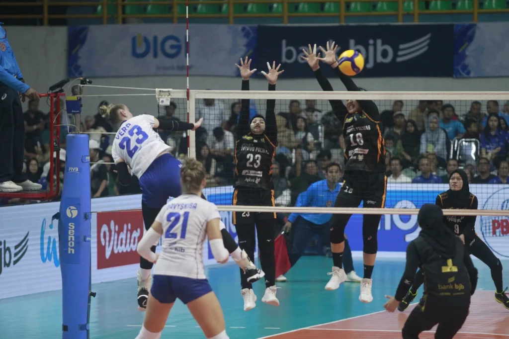PLN Mobile Proliga 2024: Putri Electric PLN Buka Peluang ke Final Four Aksi pemain Popsivo dalam gelaran PLN Mobile Proliga 2024. (C) proliga.