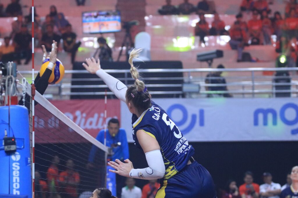 PLN Mobile Proliga 2024 : Tim Putri Jakarta BIN dan Jakarta Pertamina Buka Peluang Final Four Pemain Jakarta Pertamina Endura melakukan smash dalam laga PLN Mobile Proliga. (C) proliga.