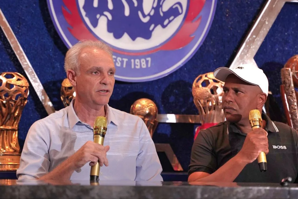 Bursa Transfer Liga 1 : Arema FC Dipimpin Joel Cornelli, Rombak Staf Kepelatihan Foto : Pelatih Arema FC, Joel Cornelli bersama Claudio De Jesus dalam konferensi pers FC (c)mediaaremafc