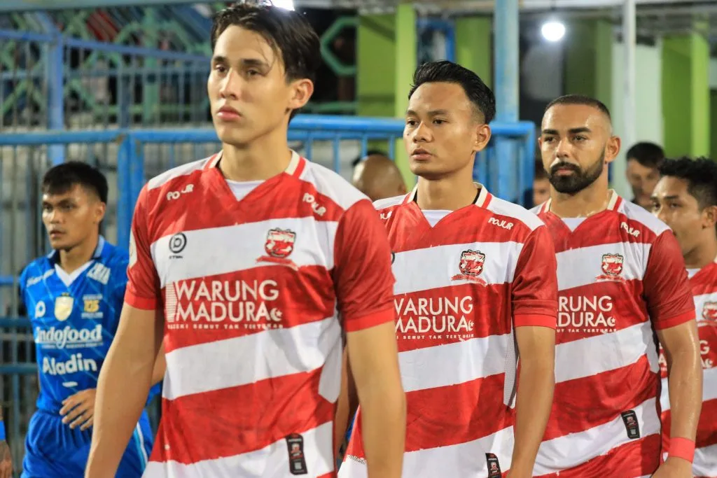Madura United Usung Jersey Bernuansa Kearifan Lokal Di Piala Presiden 2024 Foto : Jacob Mahler, Koko Ari Araya dan Dalberto masuk lapangan jelang laga Madura United (c)mediamaduraunited