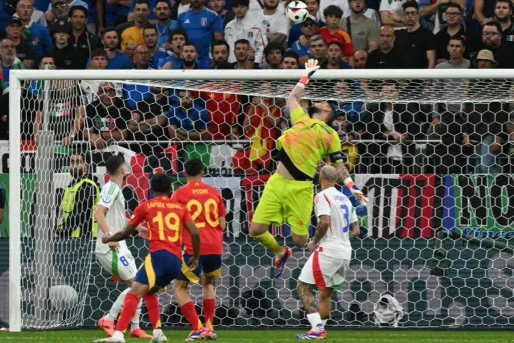 Euro 2024 : Spanyol Ke 16 Besar, Italia Berhitung Kans Sampai Akhir Foto : Kiper Italia, Donnarumma saat melakukan aksi save dari peluang Spanyol (c)uefa.com