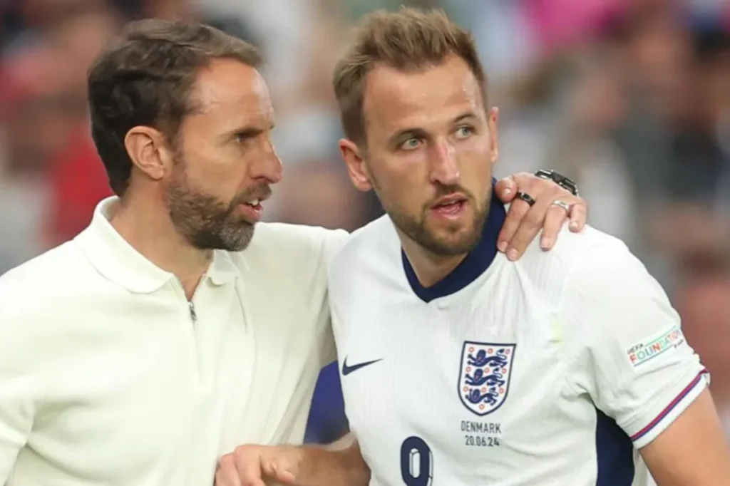 Euro 2024 : Inggris Main Aman, Serbia Tersingkir Dari Persaingan Foto : Pelatih Inggris, Gareth Southgate berdiskusi dengan Harry Kane (c)uefa.com