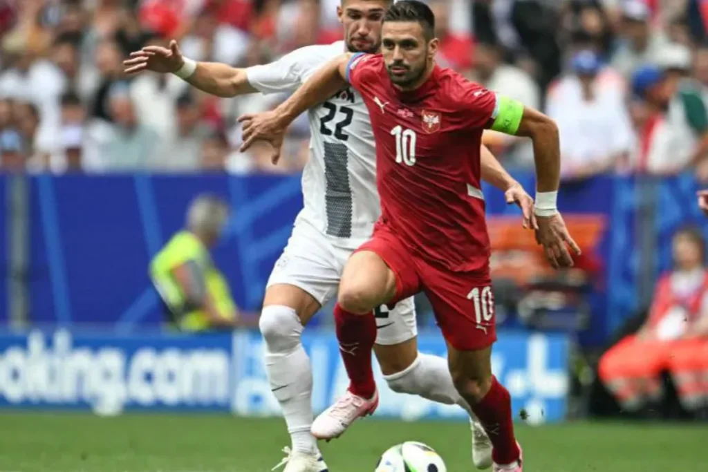 Euro 2024 : Inggris Tertahan, Persaingan Grup C Semakin Seru Foto : Kapten Serbia, Dusan Tadic saat berebut bola dengan pemain Slovenia (c)uefa.com