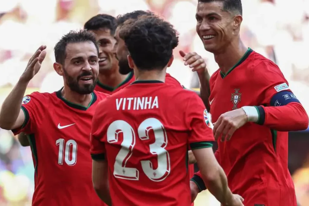 Euro 2024 : Portugal Dipaksa Kerja Keras Singkirkan Slovenia Foto : Bernardo Silva bersama Cristiano Ronaldo dalam merayakan gol Portugal di Euro 2024 (c)uefa.com