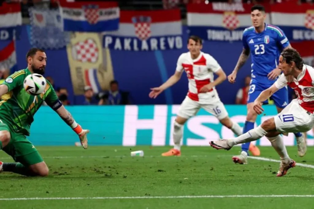 Euro 2024 : Spanyol Sempurna, Kroasia Angkat Koper Foto : Kapten Kroasia, Luka Modric saat penaltinya ditepis kiper Italia, Gianluigi Donnarumma (c)uefa.com