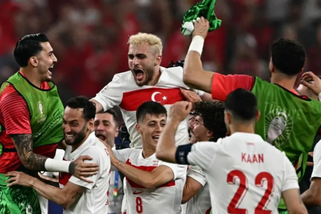Euro 2024 : Belanda Tak Terhadang, Turki Peraih Tiket Terakhir Foto : selebrasi para pemain Turki usai memastikan lolos ke 16 besar Euro 2024 (c)uefa.com