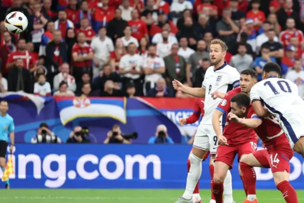 Euro 2024 : Statistik, Hasil Pertandingan Dan Top Skorer Matchday 1 Foto : Striker Inggris, Harry Kane dalam duel bola udara dengan bek Serbia di Euro 2024 (c)uefa.com