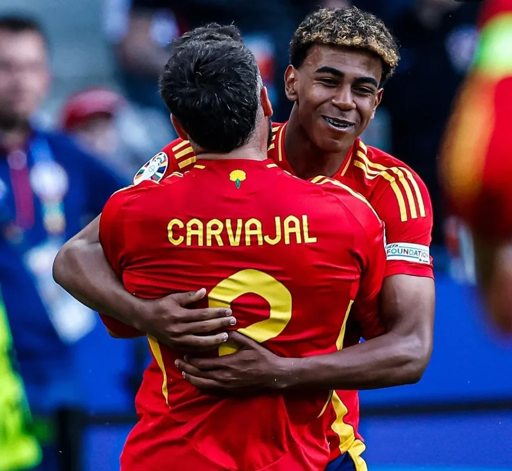 Euro 2024 : Swiss dan Spanyol Menang Telak, 2 Rekor Kembali Tercipta Lamine Yamal melakukan selebrasi bersama Carvajal di Euro 2024. (C) 433