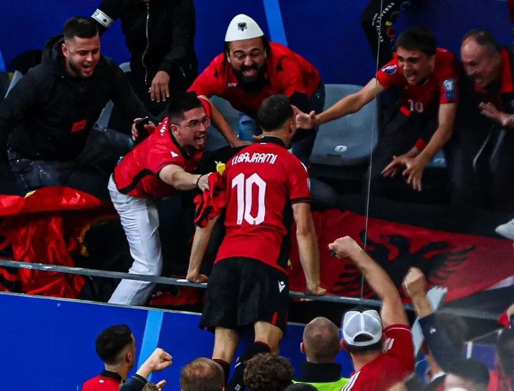 Euro 2024 : Swiss dan Spanyol Menang Telak, 2 Rekor Kembali Tercipta Nedim Bjarmi merayakan golnya bersama pendukung Albania di Euro 2024. (C) 433
