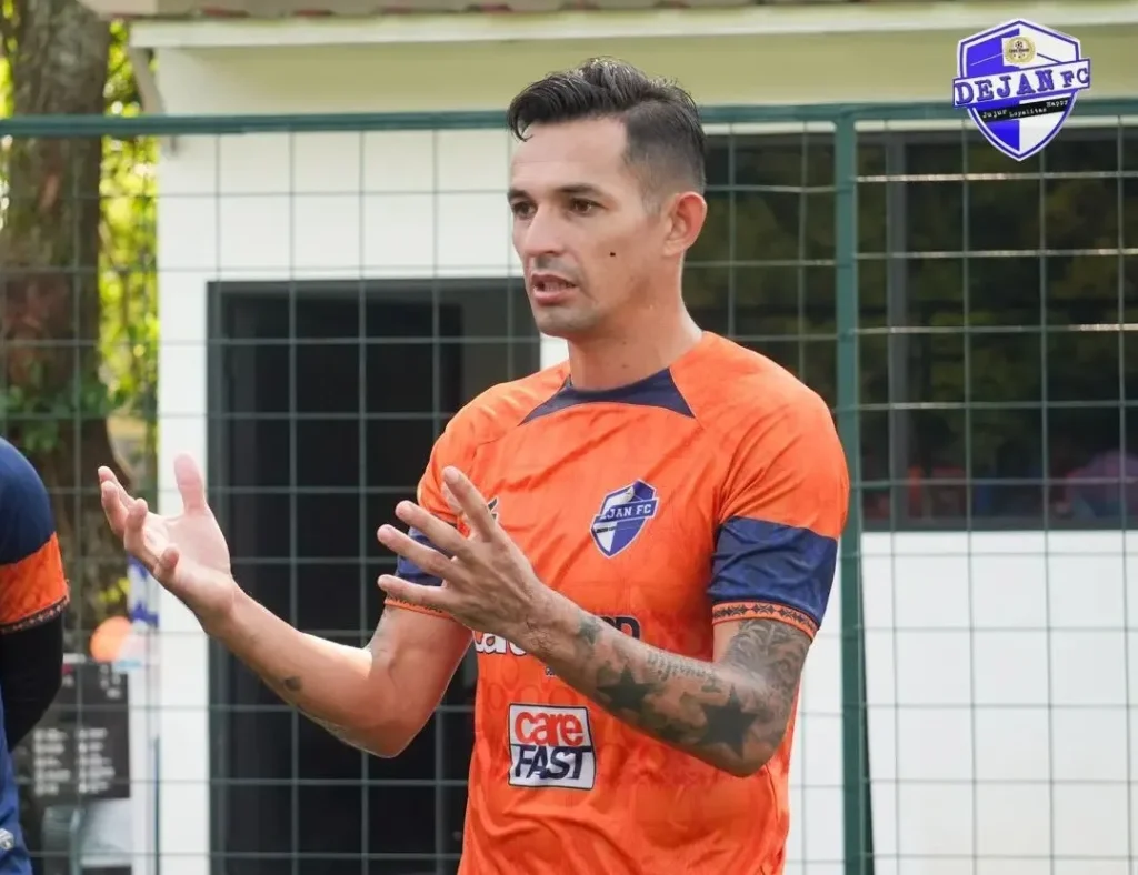 Dejan FC, Jadi Tim Promosi Liga 2 Yang Latihan Perdana Silvio Escobar dalam sesi latihan perdana Dejan FC. (C) instagram dejanfc