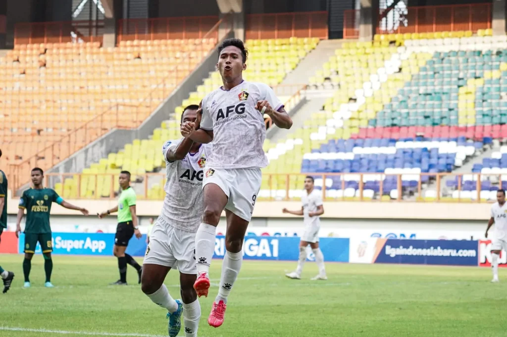 Bursa Transfer Liga 1 : Persik Kediri Pertahankan Ze Valente Dan 7 Nama Lain Foto : Mohammad Khanafi jadi pemain putra daerah yang cukup menonjol untuk Persik Kediri (c)mediapersikkediri