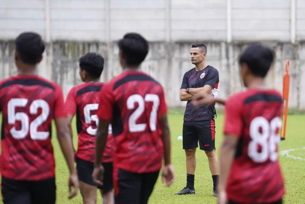 Bursa Transfer Liga 1 : Persija Tunjuk Alumni La Liga Sebagai Pelatih Baru Foto : Carlos Pena saat memimpin sesi latihan Persija Jakarta (c)persija.id