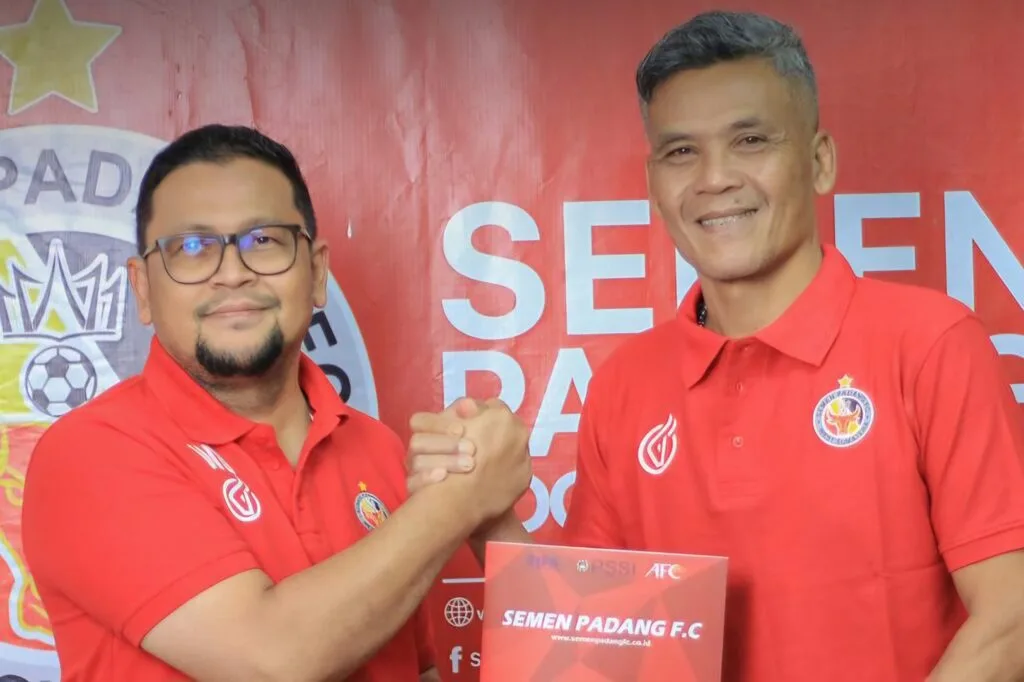 Bursa Transfer Liga 1 : Semen Padang FC Kenalkan 3 Pemain Asing Sekaligus, Satu Alumni MU Foto : CEO Semen Padang FC, Win Bernadino bersama pelatih tim, Hendri Susilo (c)semenpadangfc.co.id