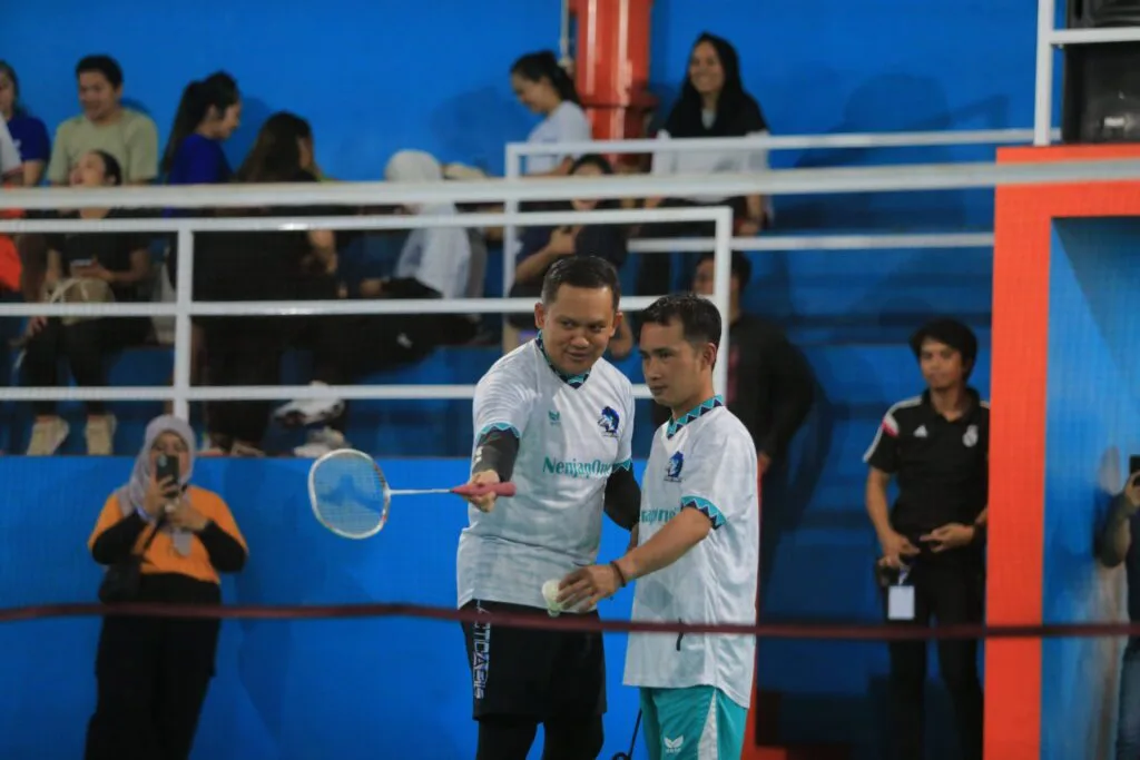 Nenjap One Sport Center Bikin Geger Kepanjen, Sukses Gelar Event Sportainment Owner Nenjap One Sport Center Wawan saat bermain bulu tangkis bersama seleb TikTok. (C) nenjap one