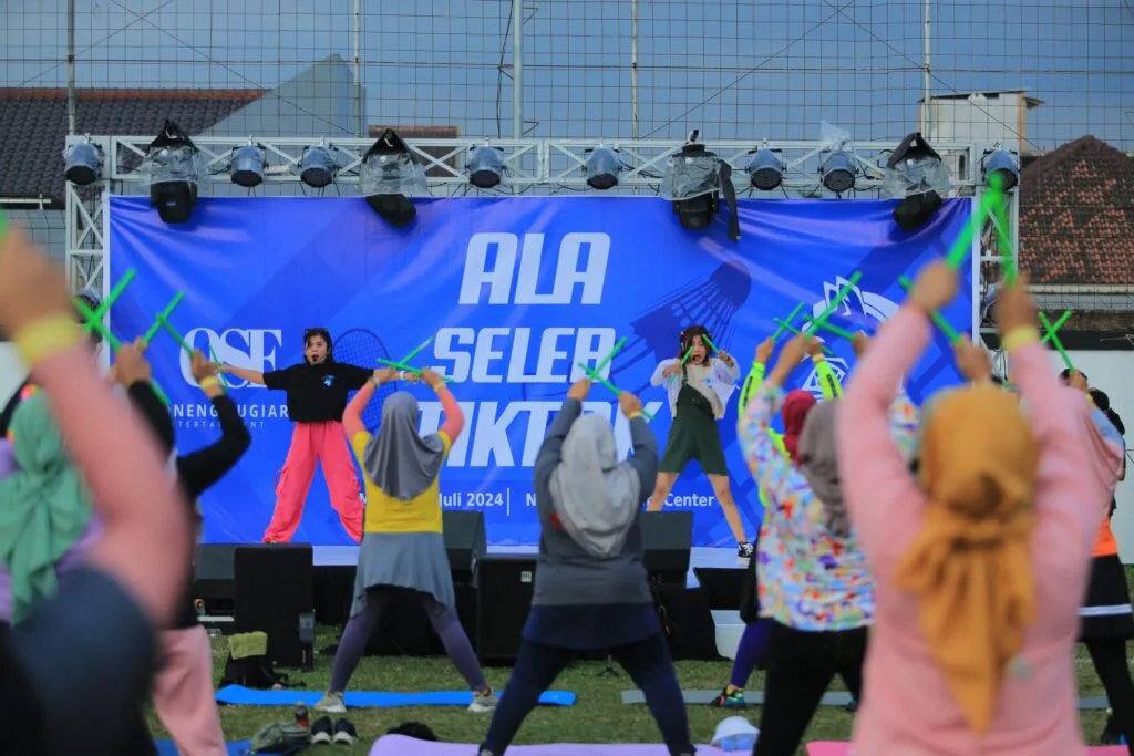 Nenjap One Sport Center Bikin Geger Kepanjen, Sukses Gelar Event Sportainment Para peserta mengikuti olahraga poundfit di Nenjap One Sport Center dalam event Ala Seleb TikTok. (C) nenjap one