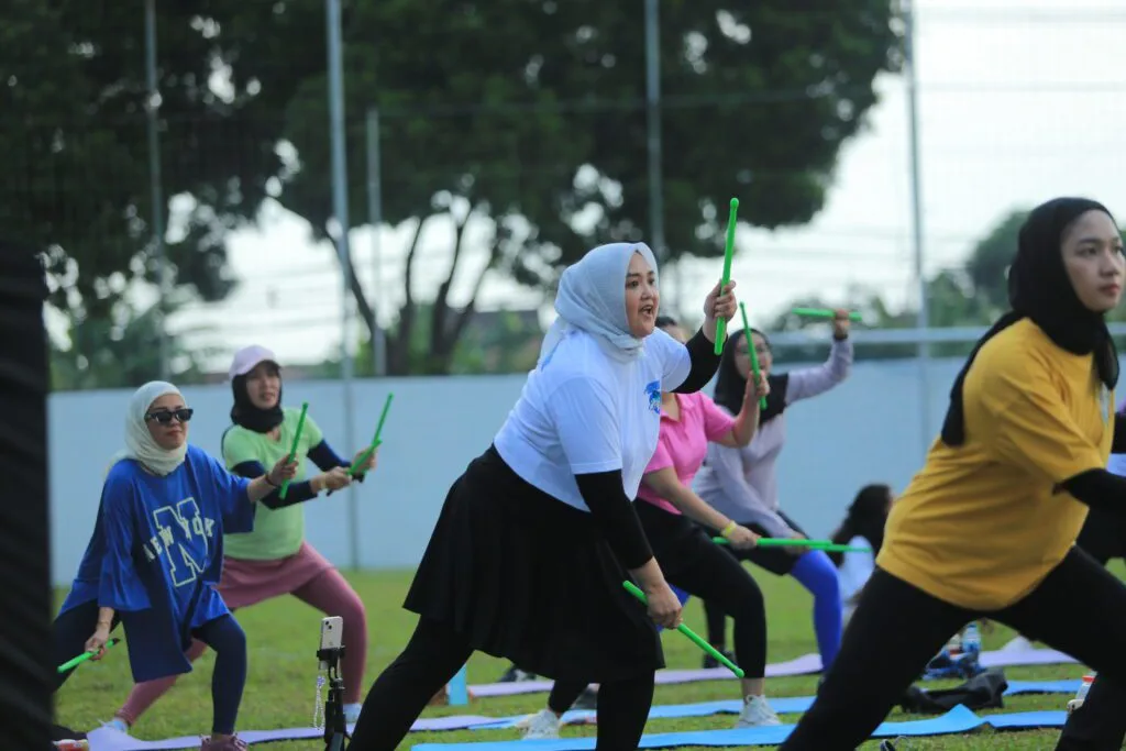 Nenjap One Sport Center Bikin Geger Kepanjen, Sukses Gelar Event Sportainment Bunda Fania saat mengikuti poundfit di Nenjap One Sport Center. (C) nenjap one