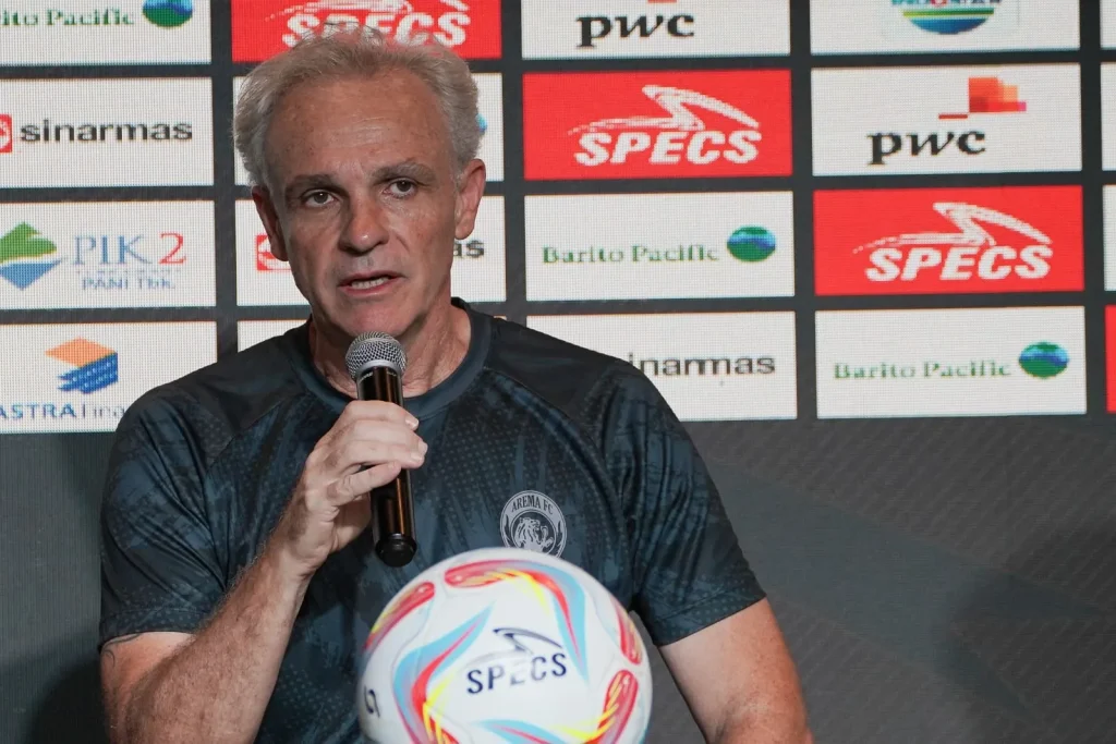 Arema FC Hanya Butuh 5 Menit Gilas PSIS Semarang Pelatih Arema FC Joel Cornelli saat melakukan press conference. Foto : mediaaremafc