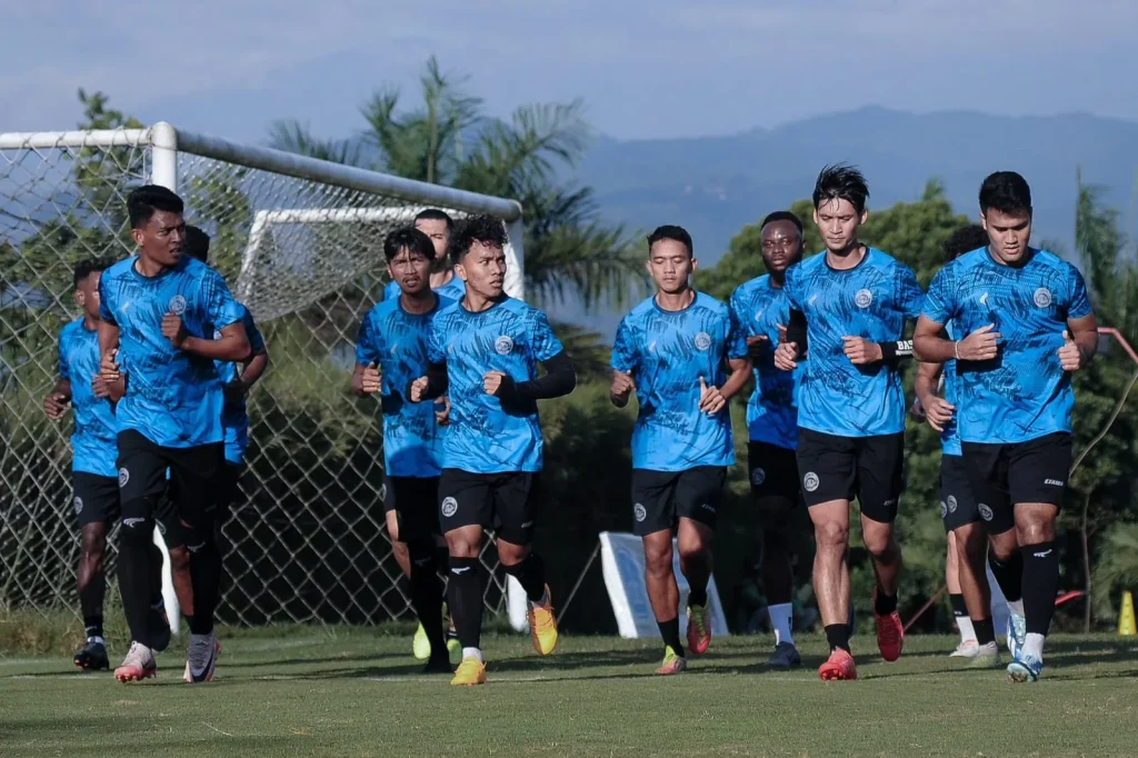 Lapangan Dirombak, Arema FC Dipastikan 3 Kali Away Selama September Skuad Arema FC saat menjalani latihan di Bali. Foto : mediaaremafc