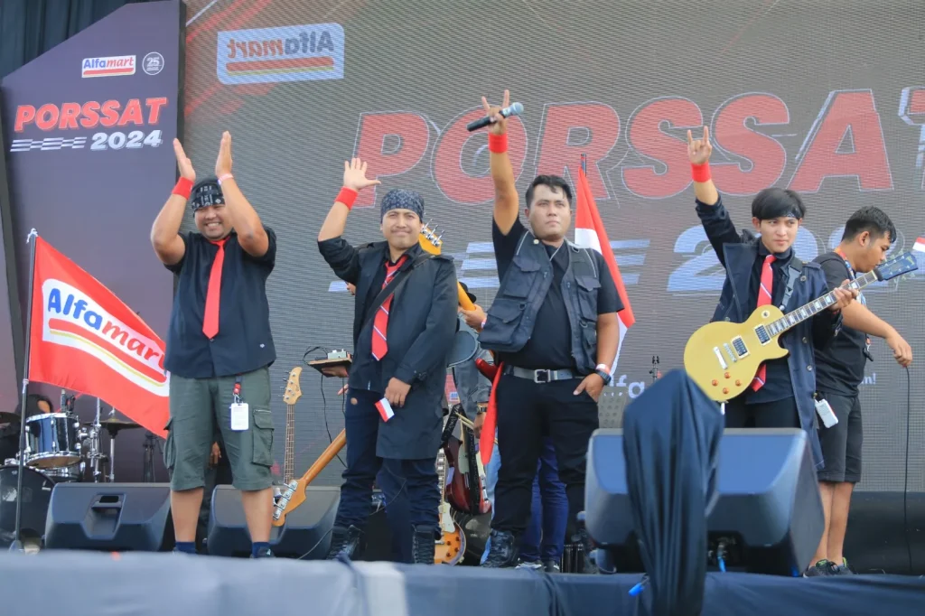 PORSSAT 2024 Ajang Olahraga Terbesar Alfamart, 600 Karyawan Berkumpul Di Malang Penampilan karyawan Alfamart dalam lomba menyanyi di PORSSAT 2024. Foto: dok porssat 2024