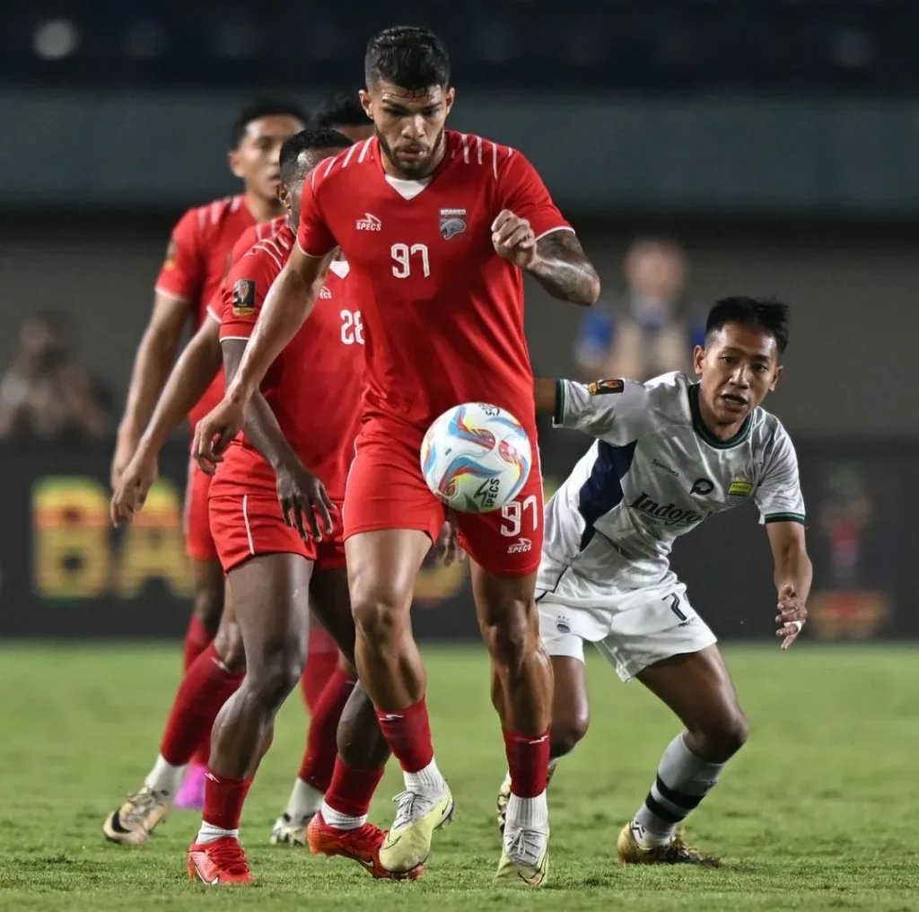 Piala Presiden 2024 Persis Solo Imbang, Borneo Kandaskan Juara Liga 1 Aksi pemain Borneo FC saat melawan Persib Bandung di Piala Presiden 2024. Foto: instagram borneo fc