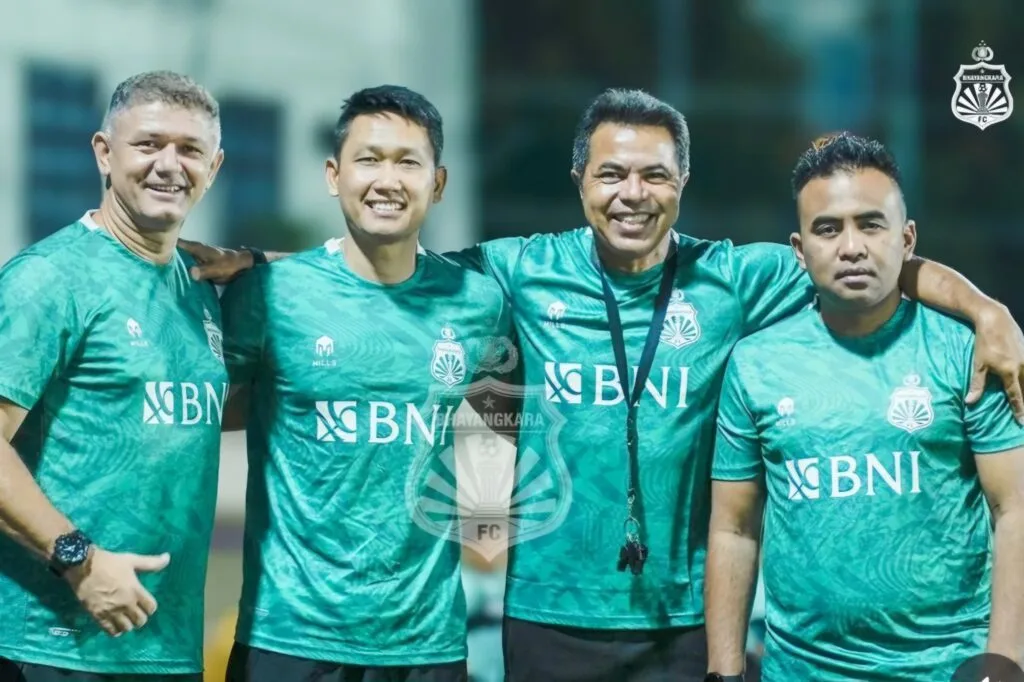 Bursa Transfer Liga 2 : Bhayangkara FC Pulangkan Pemain Juara Demi Target Promosi Foto : Agus Indra Kurniawan dan Gomes De Oliviera bersama tim kepelatihan (c)IGbhayangkarafc
