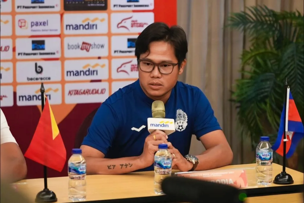 3 Pesaing Indonesia Realistis Menatap Target Di ASEAN Cup Foto : Pelatih Kamboja U-19, Phea Sopheaktra (c)IGffcofficial
