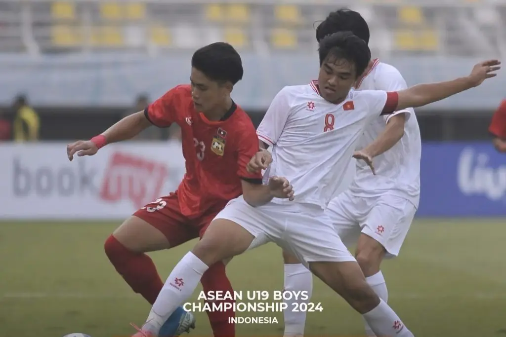 Australia Tak Terkalahkan, Vietnam Menang Perdana Di ASEAN Cup U-19 Foto : pemain Laos saat duel bola dengan Vietnam (c)IGaffaseanfootball