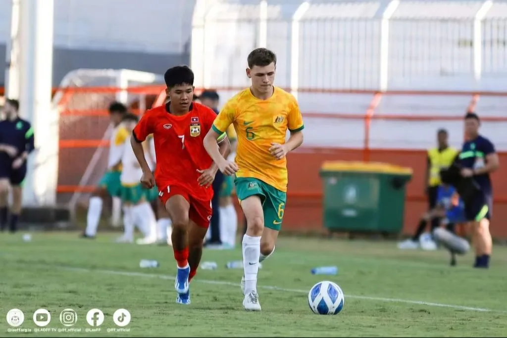 Australia Tak Terkalahkan, Vietnam Menang Perdana Di ASEAN Cup U-19 Foto : midfielder Australia U-19, John Hollingdale saat melawan Laos (c)IGlffofficial