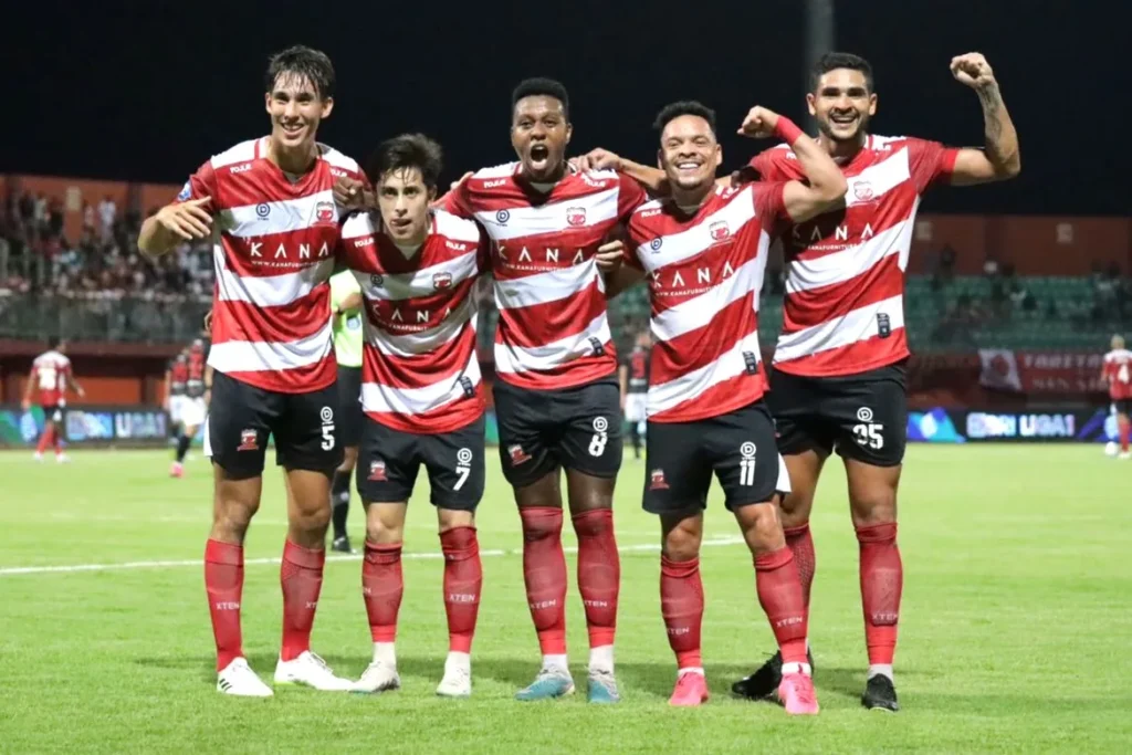 Bursa Transfer Liga 1 : Madura United Kenalkan Eks Corinthians Sebagai Pemain Asing Pertama Foto : Lulinha (11) saat selebrasi gol bersama koleganya musim lalu (c)maduraunitedfc.com