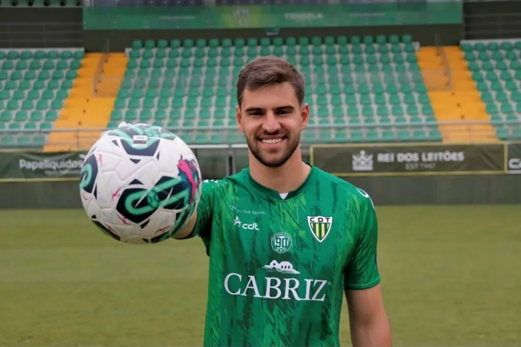 Bursa Transfer Liga 1 : Benahi Pertahanan, Persik Datangkan Eks Kiper Sao Paulo Foto : Leonardo Navacchio resmi membela Persik Kediri di Liga 1 2024/2024 (c)record.pt