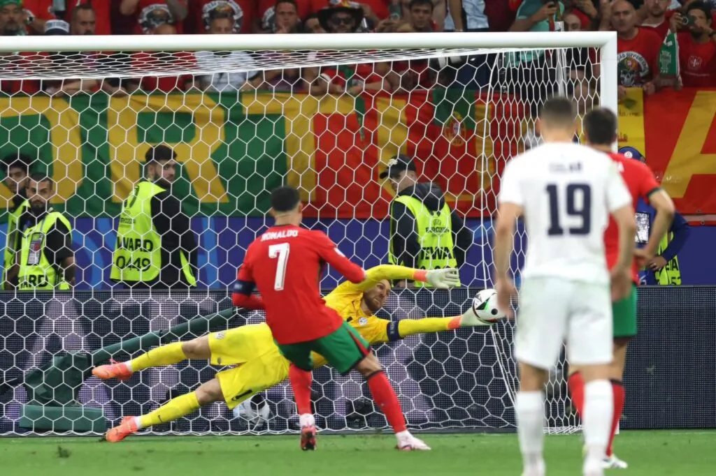 Cristiano Ronaldo Masih Penasaran, Buru Rekor Pencetak Gol Tertua di Euro 2024 Foto : salah satu peluang terbaik Cristiano Ronaldo dalam laga Portugal versus Slovenia di Euro 2024 (c)uefa.com